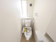 各階にトイレがあると、階段の上り下りをせずに済むため就寝時なども便利です。　トイレ　【福岡市南区野多目６丁目】