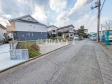 接道状況および現場風景　【東大和市清水４丁目】 見学はしたいけど、なかなか時間が取れない・・・そんな方に出勤前や仕事終わりにマイホームを見学できるサポートをいたします。 