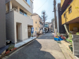 接道状況および現場風景/周辺は落ち着いた雰囲気の住宅地です。小さなお子様がいるご家庭も安心です。　　【杉並区堀ノ内３丁目】