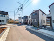 接道状況および現場風景　【東久留米市氷川台２丁目】 お住まい探しは、家の良し悪しだけでなく周辺環境も重要なポイントです。ぜひ一度お客様の目でご覧ください。 