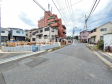接道状況および現場風景　【志木市本町２丁目】 見学はしたいけど、なかなか時間が取れない・・・そんな方に出勤前や仕事終わりにマイホームを見学できるサポートをいたします。 