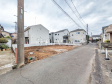 接道状況および現場風景　【所沢市大字上安松】建築条件はございませんので、ライフスタイルに合わせた自由なマイホームづくりが可能です。