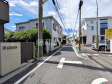 接道状況および現場風景　現況：古家あり　【世田谷区経堂３丁目】