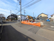 接道状況および現場風景　前面道路幅も6mあるので、全体としての見通しがよく、すれ違いや車を出し入れする際も安心です。【日野市石田１丁目】