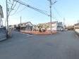 接道状況および現場風景　周辺は落ち着いた雰囲気の住宅地です。小さなお子様がいるご家庭も安心です。【日野市石田１丁目】