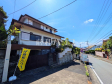 ≪接道状況（現況：古屋有）≫周辺は落ち着いた雰囲気の住宅地です。小さなお子様がいるご家庭も安心です。　【多摩市桜ヶ丘４丁目】