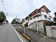 ≪接道状況（現況：古屋有）≫前面道路8.9ｍと建物までの距離も広く、開放感に溢れた街並み♪【多摩市桜ヶ丘４丁目】