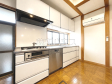キッチン　【八王子市横川町】※画像は実際の室内をAI（CG）で加工したものです。また、実際の室内とは色調や質感が異なる場合があります。
文