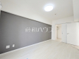 居室 【長峰杜の3番街1号棟】落ち着いた色味のアクセントクロスが、ワンランク上の空間を演出します。 居室 【長峰杜の3番街1号棟】落ち着いた色味のアクセントクロスが、ワンランク上の空間を演出します。