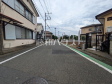 前面道路はゆとりの5m以上。車の出し入れも楽々です。 前面道路はゆとりの5m以上。車の出し入れも楽々です。