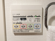 浴室暖房換気乾燥機浴室換気乾燥機は梅雨の時期等、なかなか乾かない洗濯物を干すのに役立ちます！