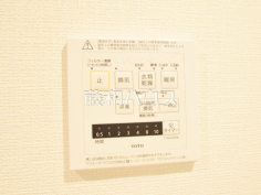 浴室換気乾燥機リモコン　【マイキャッスル大泉学園】雨の日の強い味方！浴室換気乾燥機付きユニットバスで洗濯物が乾かせます。
