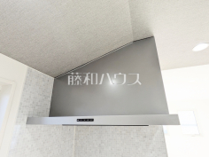 C号棟　レンジフード　【練馬区旭丘２丁目】 お手入れのしやすいレンジフードは見た目もスッキリしていて、料理時の油煙やニオイを効率的に外に出せます。 