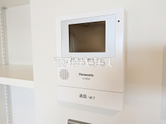 TVモニター付インターホン　【永山3丁目第2住宅　3-2-4号棟】来訪者を室内のモニター画面で確認してから応対できるTVモニター付インターホン。突然の訪問にも安心して対応できる便利な設備です。