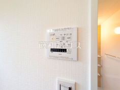 24時間換気システム 24時間換気システムにより、花粉・PM2.5などの微小粒子物質の侵入を防ぎ、快適な室内を保ちます。 
