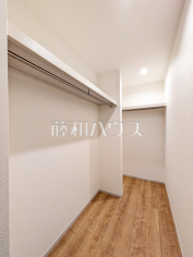 ウォークインクローゼットウォークインクローゼットは、お洋服等がたくさん収納できて便利です。