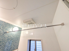 浴室乾燥機(浴室内上部) 雨の日の強い味方！浴室換気乾燥機付きユニットバスで洗濯物が乾かせます。 