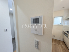 ■D号棟　TVモニター付きインターホン■TVモニター付きインターホンのため訪問者がひと目で分かります　