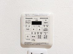 浴室乾燥機リモコン　【シャトラン調布】
浴室は換気・乾燥・暖房機付きで、入浴前も入浴後も快適です。　