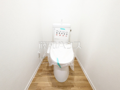 温水洗浄機能付きトイレ　【シャトラン調布】
温水洗浄機能付きトイレで清潔にご使用いただけます。　