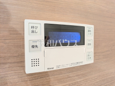 給湯機リモコン追焚き機能付きなので、生活時間の違う家族に便利です。