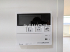 給湯機スイッチ追焚き機能付きなので、生活時間の違う家族に便利です。