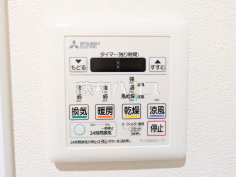 浴室換気乾燥機換気機能によってバスルーム内のカビの発生を抑制できます。夜間や雨天時の洗濯物の乾燥に便利な乾燥機能も装備。