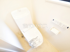温水洗浄機能付きトイレ　【調布市入間町３丁目】
温水洗浄機能付きトイレで清潔にご使用いただけます。　