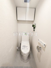 温水洗浄機能付きトイレ　【ネオステージ多摩センター】
温水洗浄機能付きトイレで清潔にご使用いただけます。　