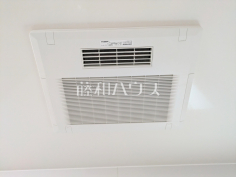 6号棟　浴室換気乾燥機　【八王子市犬目町】 浴室換気乾燥機を使用すると浴室がジメジメしないので、お掃除が楽になるというメリットもございます！ 