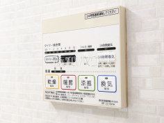 浴室換気乾燥機スイッチ　【国分寺市光町３丁目】 浴室は換気・乾燥・暖房機付きで、入浴前も入浴後も快適です。 