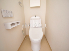 温水洗浄機能付きトイレ　【コートハウス三鷹】
温水洗浄機能付きトイレで清潔にご使用いただけます。　