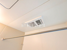 浴室乾燥機(浴室内上部)雨の日の強い味方！浴室換気乾燥機付きユニットバスで洗濯物が乾かせます。 
