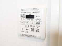 浴室換気乾燥機リモコン　【ファミール高幡不動】雨の日の強い味方！浴室換気乾燥機付きユニットバスで洗濯物が乾かせます。
