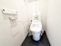温水洗浄機能付きトイレ　【ランドコートつつじヶ丘】
温水洗浄機能付きトイレで清潔にご使用いただけます。　