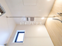 浴室乾燥機(浴室内上部) 雨の日の強い味方！浴室換気乾燥機付きユニットバスで洗濯物が乾かせます。 