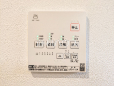 24時間換気システム  24時間換気システムにより、花粉・PM2.5などの微小粒子物質の侵入を防ぎ、快適な室内を保ちます。 
