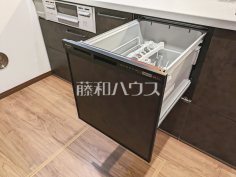 食洗機　【東大和市狭山５丁目】目指せ時短！食洗機で大幅に家事が楽々に。空いた時間は家族の団らんや、食後のテレビ鑑賞やリラックスする時間にでき、毎日の暮らしにゆとりが生まれます。