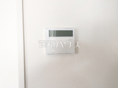 床暖房スイッチ足元から温まり、ホコリが舞いにくい床暖房は寒い冬の強い味方♪