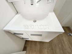 洗面台フチレス構造でお手入れはサッとひと吹き、いつでもクリーンな状態を保ちやすい洗面ボウルです。