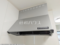 2号棟　レンジフード　【練馬区石神井台８丁目】お手入れのしやすいレンジフードは見た目もスッキリしていて、料理時の油煙やニオイを効率的に外に出せます。