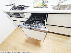 その他設備　【小平市小川町１丁目】 まとめ洗いができ、乾燥まで行ってくれる食器洗い乾燥機で食事の後片付けが楽になります。 