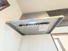 レンジフード　【東村山市諏訪町２丁目】 お手入れのしやすいレンジフードは見た目もスッキリしていて、料理時の油煙やニオイを効率的に外に出せます。 