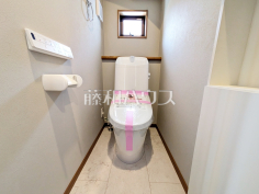 温水洗浄機能付きトイレ【府中市天神町２丁目】
温水洗浄機能付きトイレで清潔にご使用いただけます。　