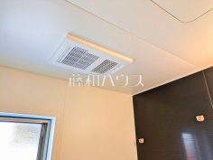 浴室乾燥機(浴室内上部)雨の日の強い味方！浴室換気乾燥機付きユニットバスで洗濯物が乾かせます。