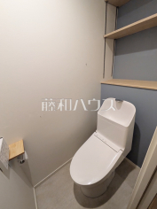 温水洗浄機能付きトイレ　【マートルコートつつじヶ丘】
温水洗浄機能付きトイレで清潔にご使用いただけます。　