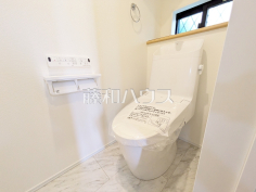 温水洗浄機能付きトイレ　【稲城市矢野口】
温水洗浄機能付きトイレで清潔にご使用いただけます。　