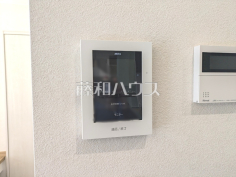 １号棟　TVモニター付きインターホン　【東大和市清水５丁目】TVモニター付きインターホンのため訪問者がひと目で分かります