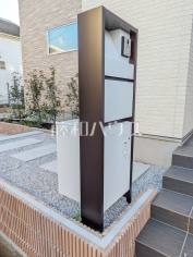 宅配ボックス　【八王子市散田町２丁目】 玄関には不在時でも荷物が受け取れる宅配ボックスがございます。帰りが遅くなりそうな時も受け取り時間の心配がなく、再配達の手間も省けるので便利です。 