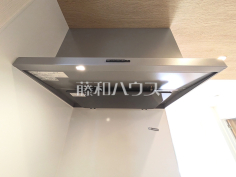 2号棟　レンジフード　【八王子市長沼町】 お手入れのしやすいレンジフードは見た目もスッキリしていて、料理時の油煙やニオイを効率的に外に出せます。 